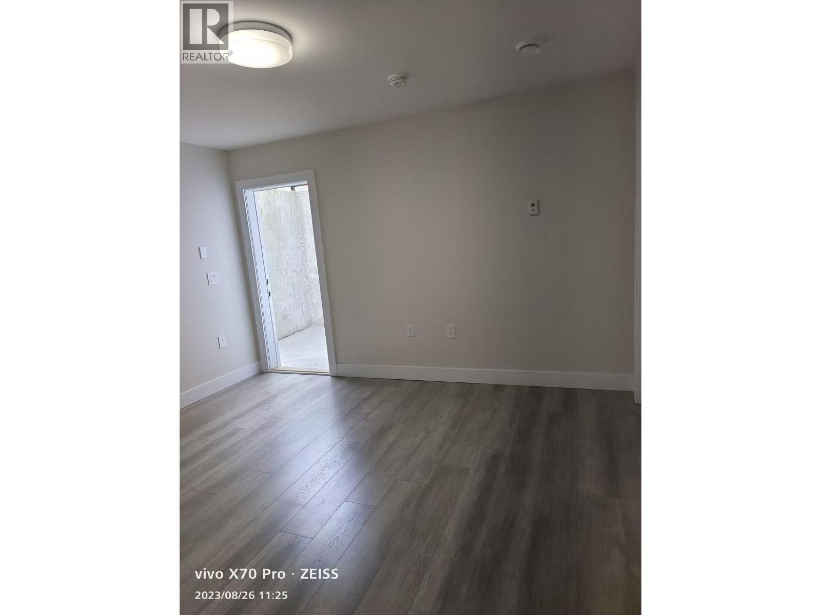 Bachelor Suite 16xx Ellesmere Avenue, Burnaby, British Columbia  V5B 3T4 - Photo 6 - R3130008
