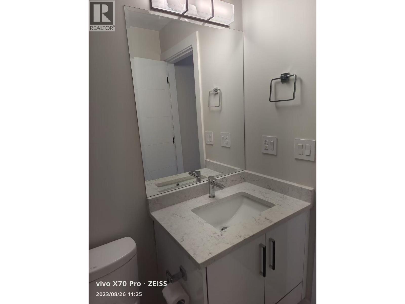 Bachelor Suite 16xx Ellesmere Avenue, Burnaby, British Columbia  V5B 3T4 - Photo 7 - R3130008