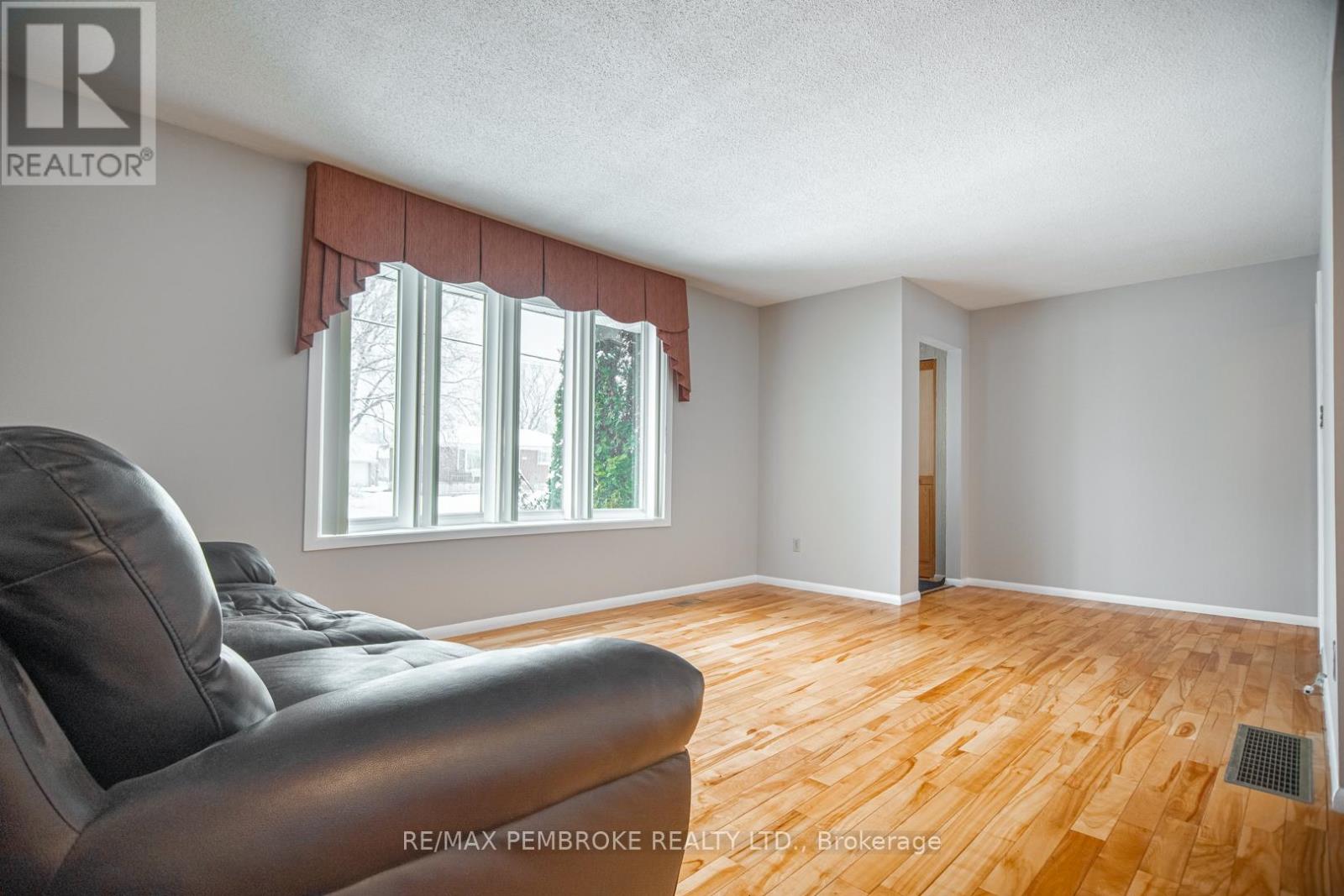 395 Chamberlain Street, Pembroke, Ontario K8A 2N3 - Photo 12 - X12988804