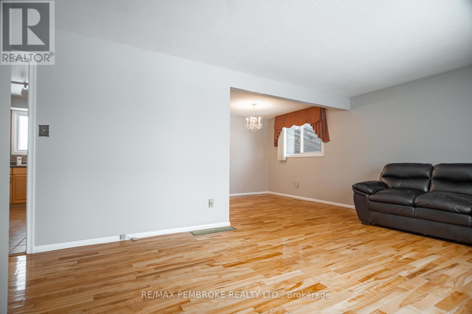395 Chamberlain Street, Pembroke, Ontario K8A 2N3 - Photo 11 - X12988804