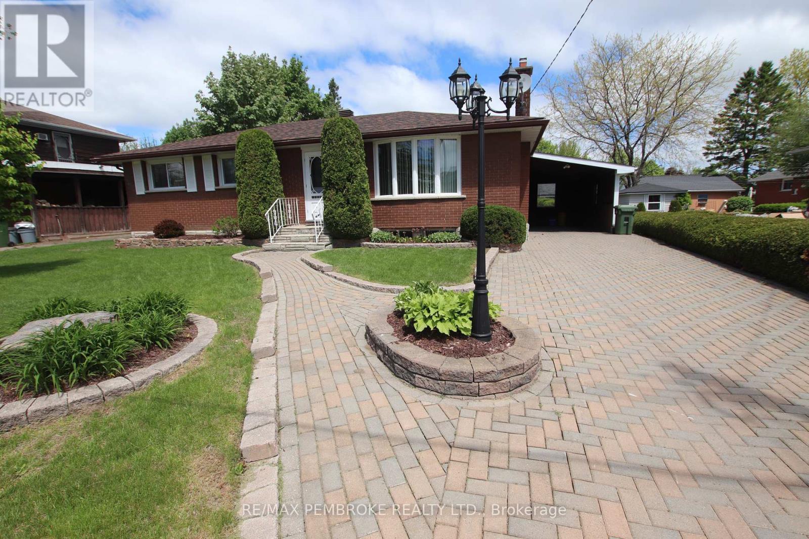 395 CHAMBERLAIN STREET, Pembroke, Ontario