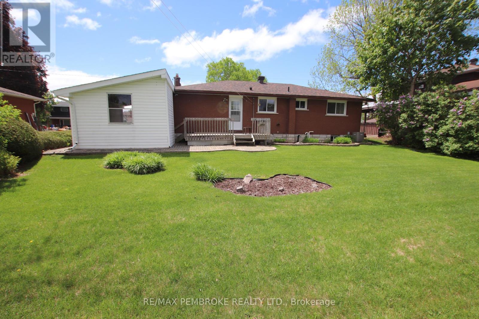 395 Chamberlain Street, Pembroke, Ontario K8A 2N3 - Photo 2 - X12988804