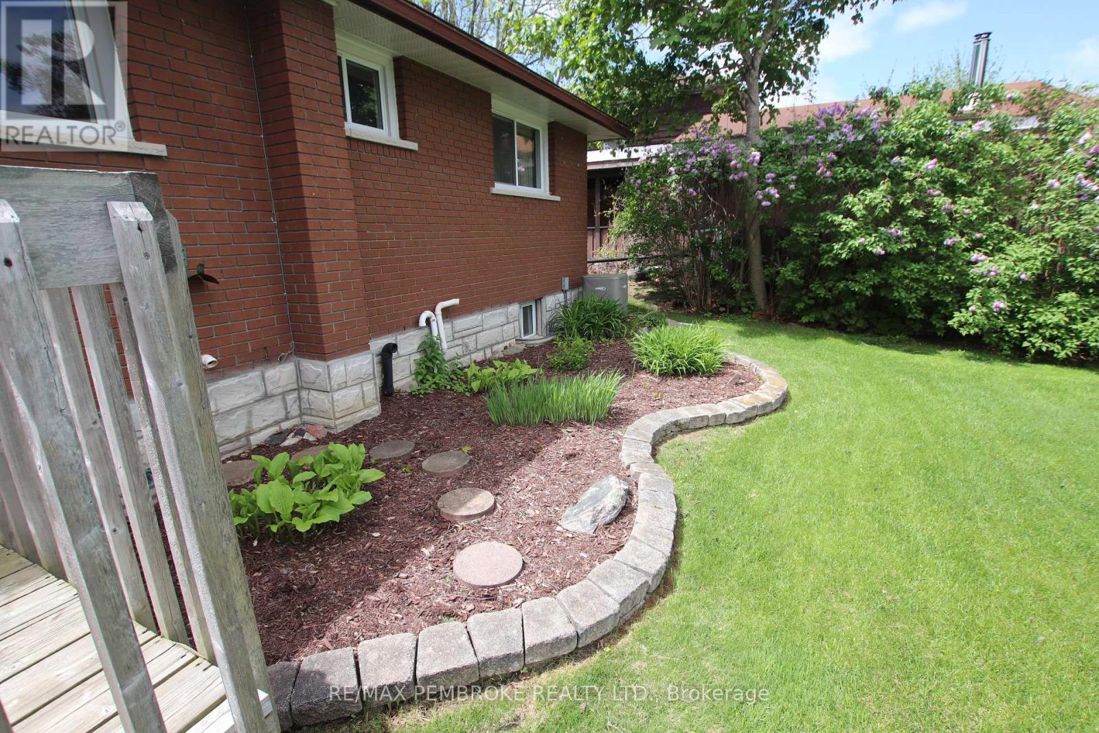 395 Chamberlain Street, Pembroke, Ontario K8A 2N3 - Photo 4 - X12988804