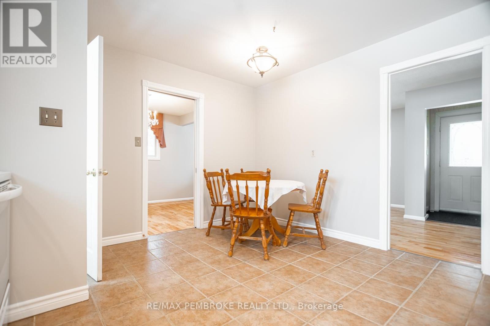 395 Chamberlain Street, Pembroke, Ontario K8A 2N3 - Photo 5 - X12988804