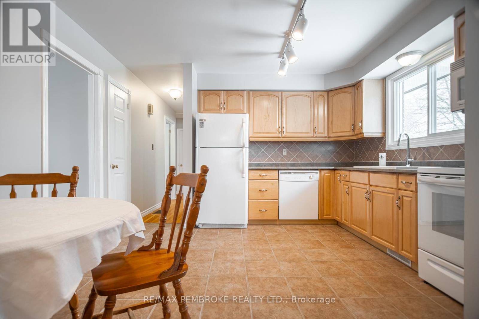 395 Chamberlain Street, Pembroke, Ontario K8A 2N3 - Photo 6 - X12988804
