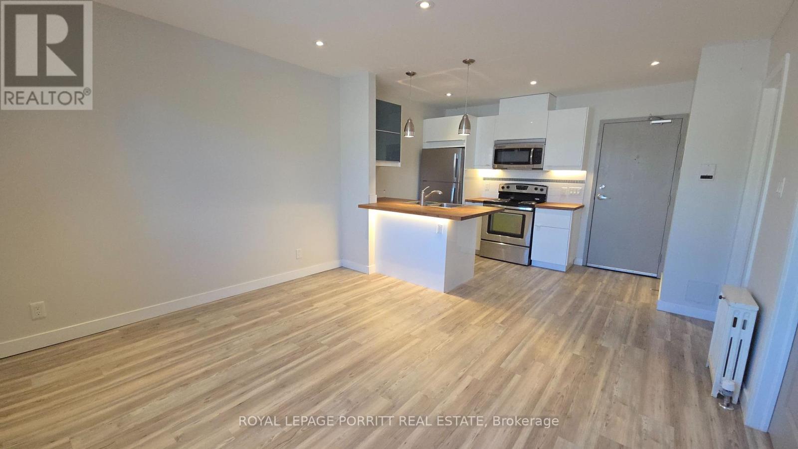 #2 - 3411 Lakeshore Boulevard W, Toronto, Ontario  M8W 1N2 - Photo 3 - W12945600