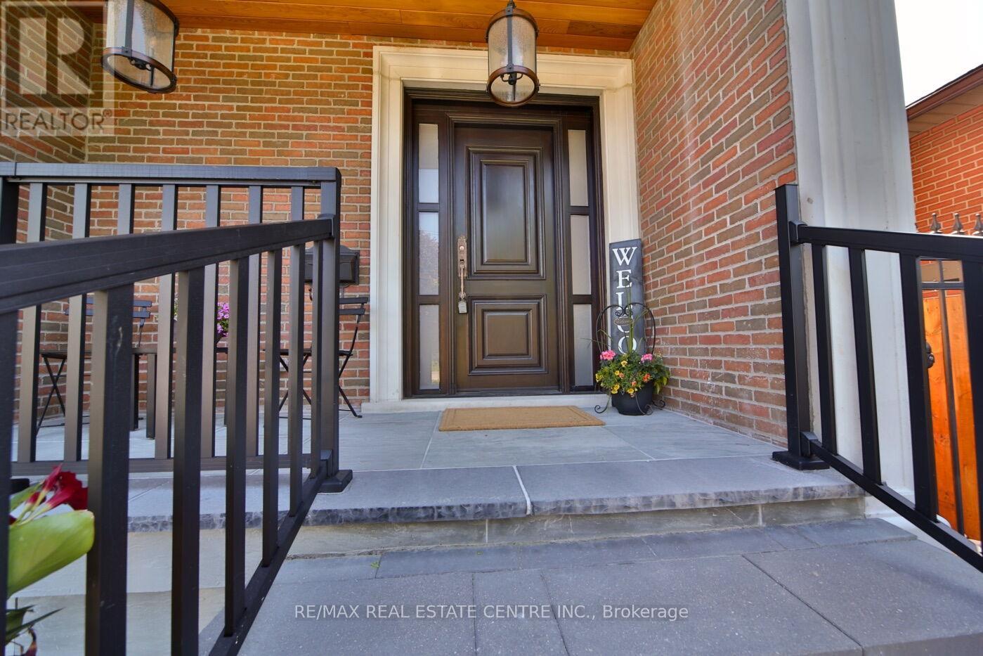 1098 Meredith Avenue, Mississauga, Ontario  L5E 2E1 - Photo 4 - W13219358