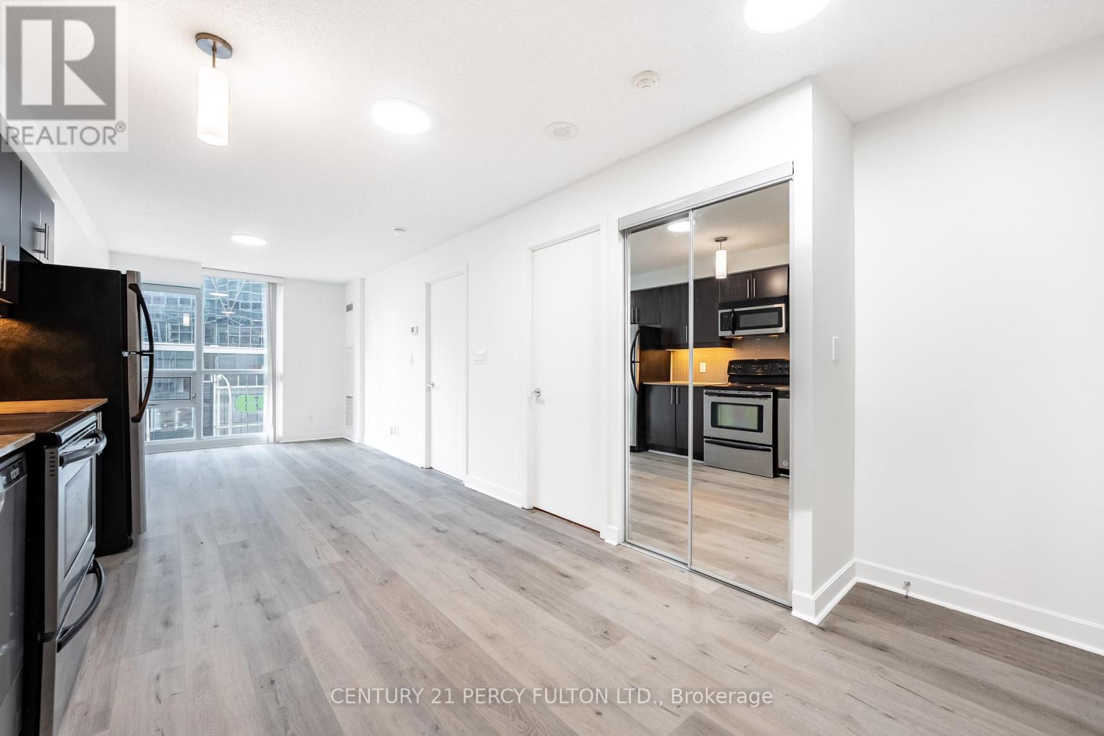 703 - 18 Harbour Street, Toronto, Ontario  M5J 2Z6 - Photo 3 - C13219382