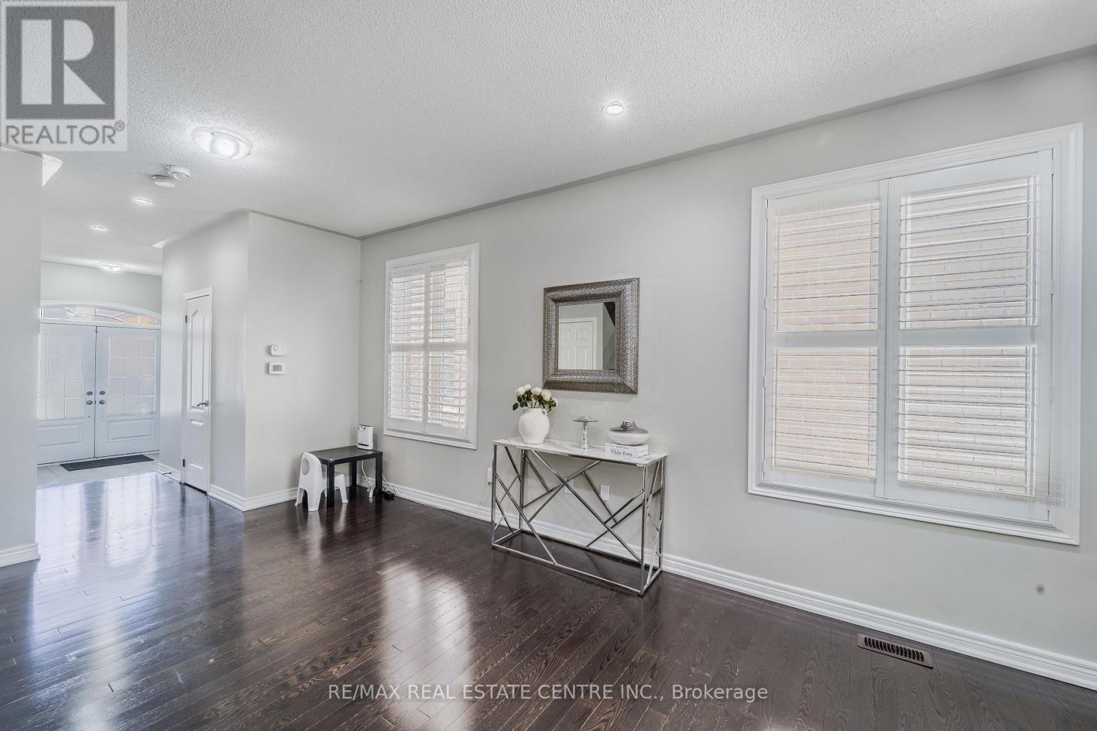 10 Ebury Drive, Brampton, Ontario  L6X 0Z3 - Photo 4 - W13219396