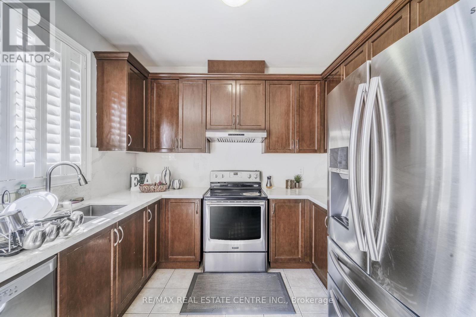 10 Ebury Drive, Brampton, Ontario  L6X 0Z3 - Photo 7 - W13219396