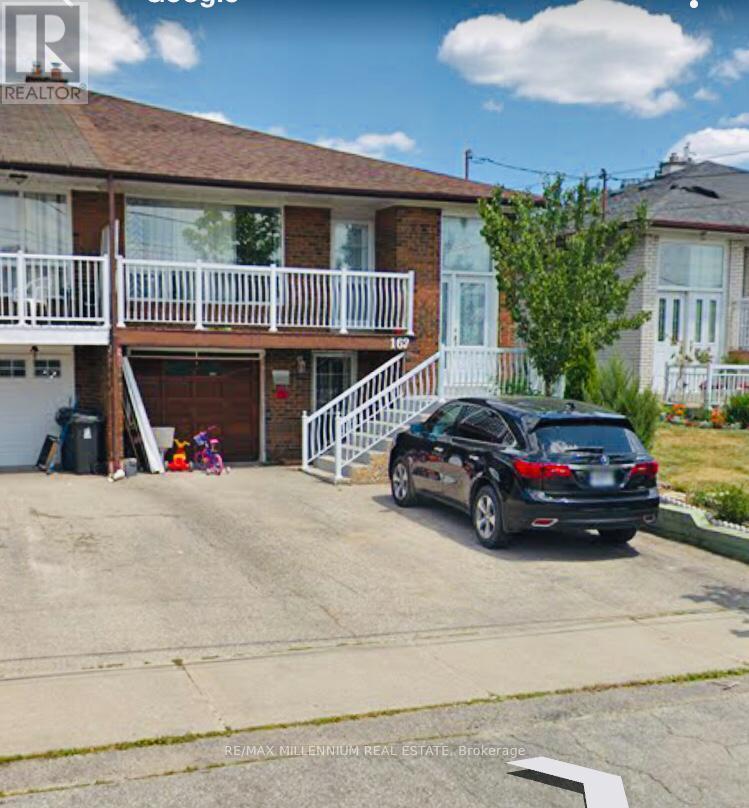 <div class="slider-price">$759,000</div><p>130 Ardwick Boulevard, Toronto, Ontario</p>