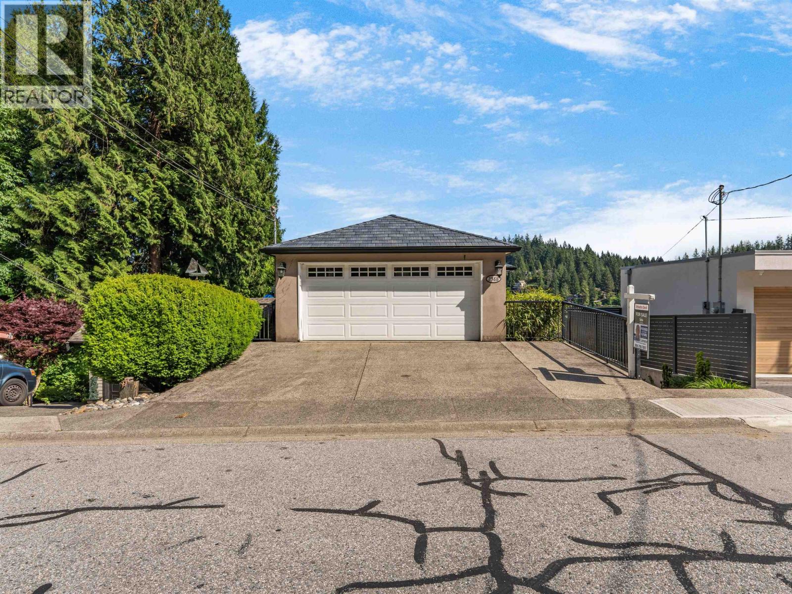 2588 Panorama Drive, North Vancouver, British Columbia  V7G 1V5 - Photo 3 - R3128660