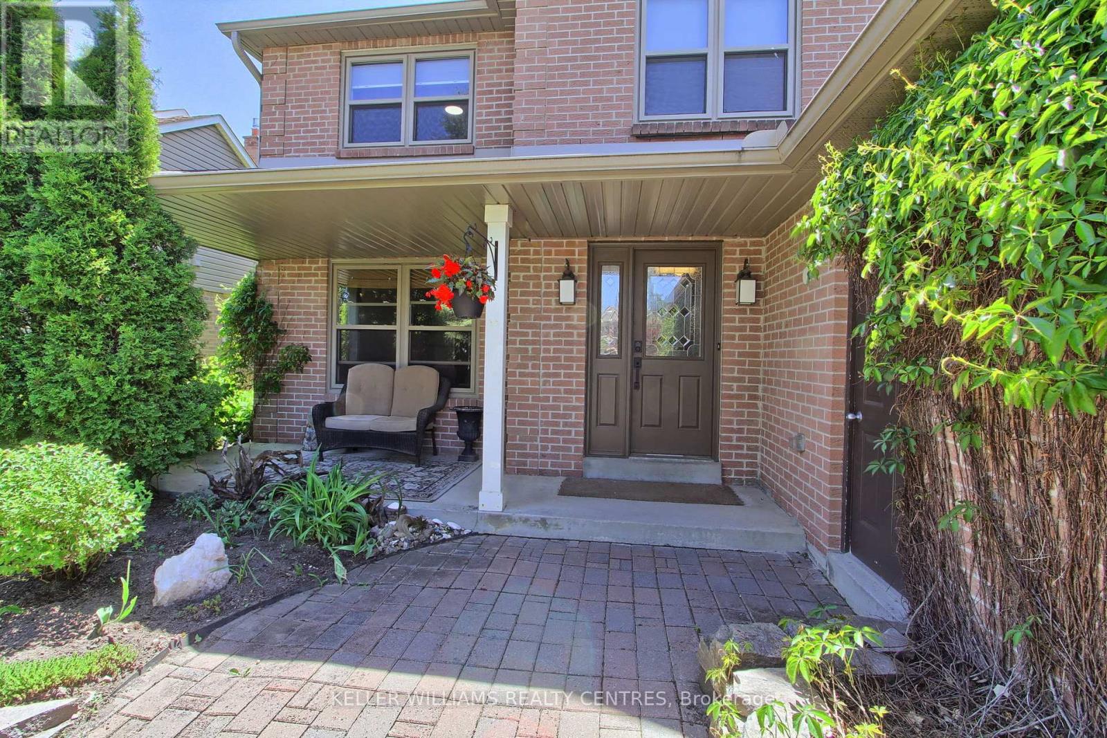 204 Crossland Gate, Newmarket, Ontario  L3X 1A8 - Photo 2 - N13219596