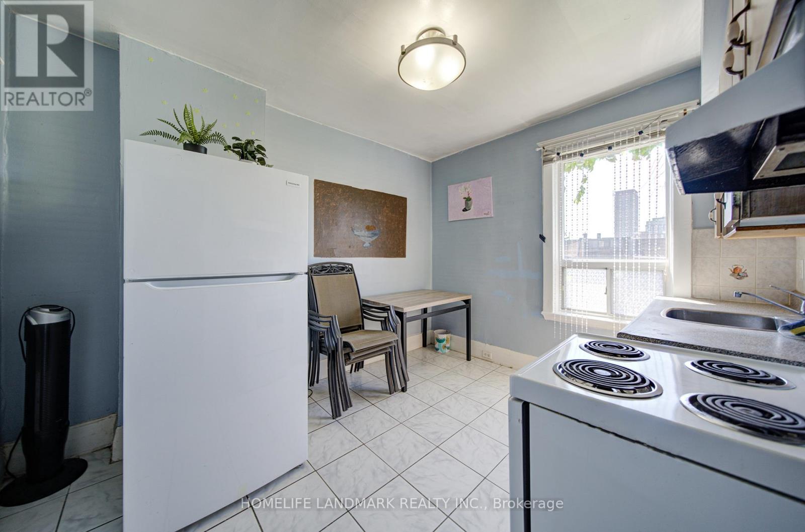 2nd Fl - 19 Armstrong Avenue, Toronto, Ontario  M6H 1V9 - Photo 12 - W13144650
