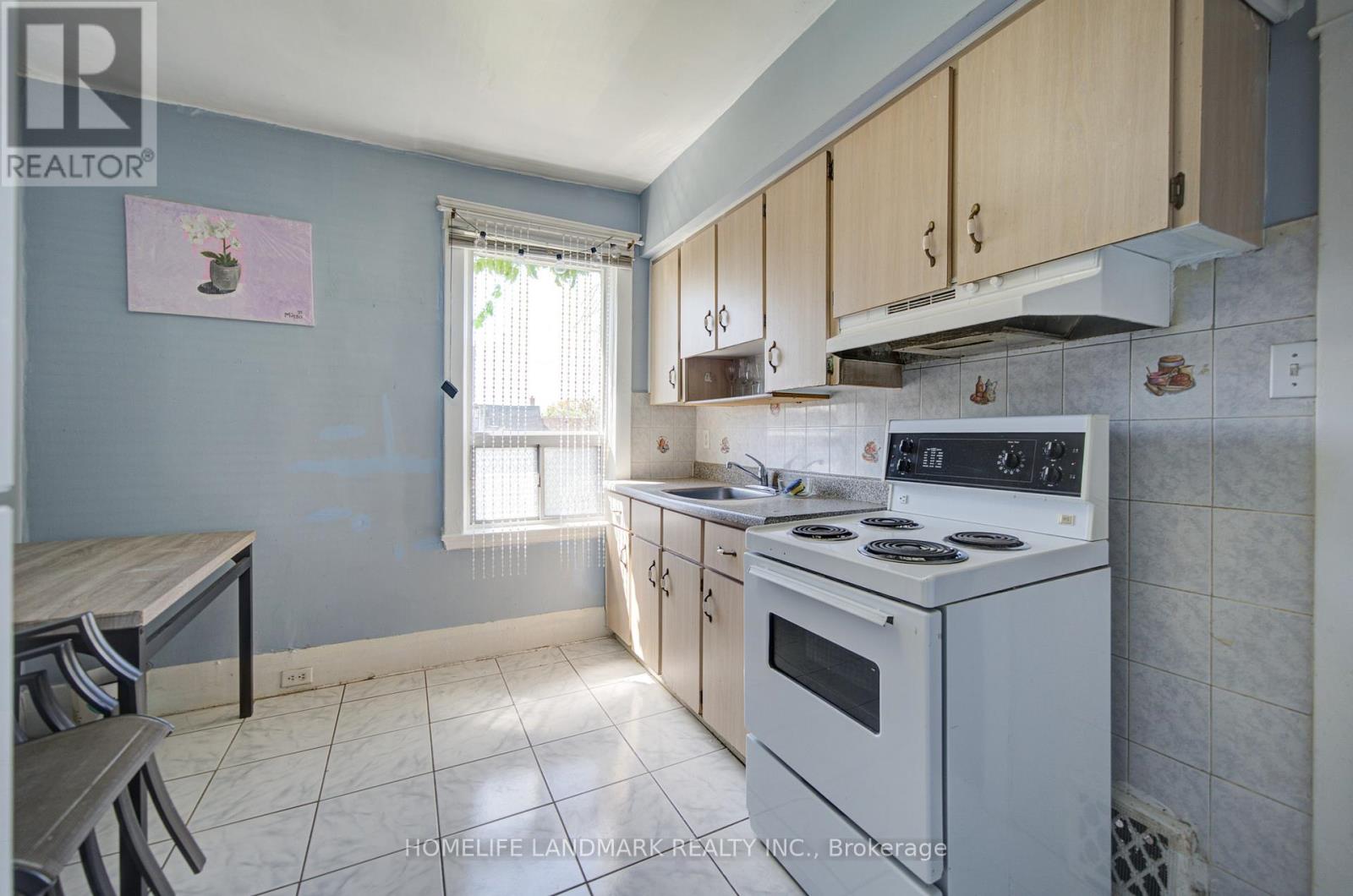 2nd Fl - 19 Armstrong Avenue, Toronto, Ontario  M6H 1V9 - Photo 13 - W13144650