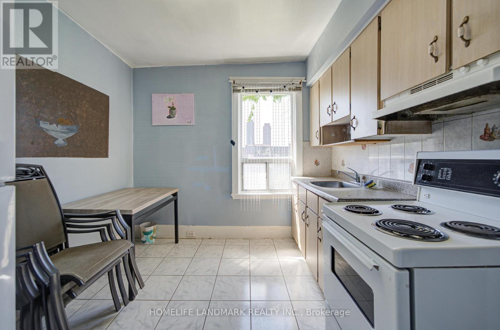 2nd Fl - 19 Armstrong Avenue, Toronto, Ontario  M6H 1V9 - Photo 14 - W13144650