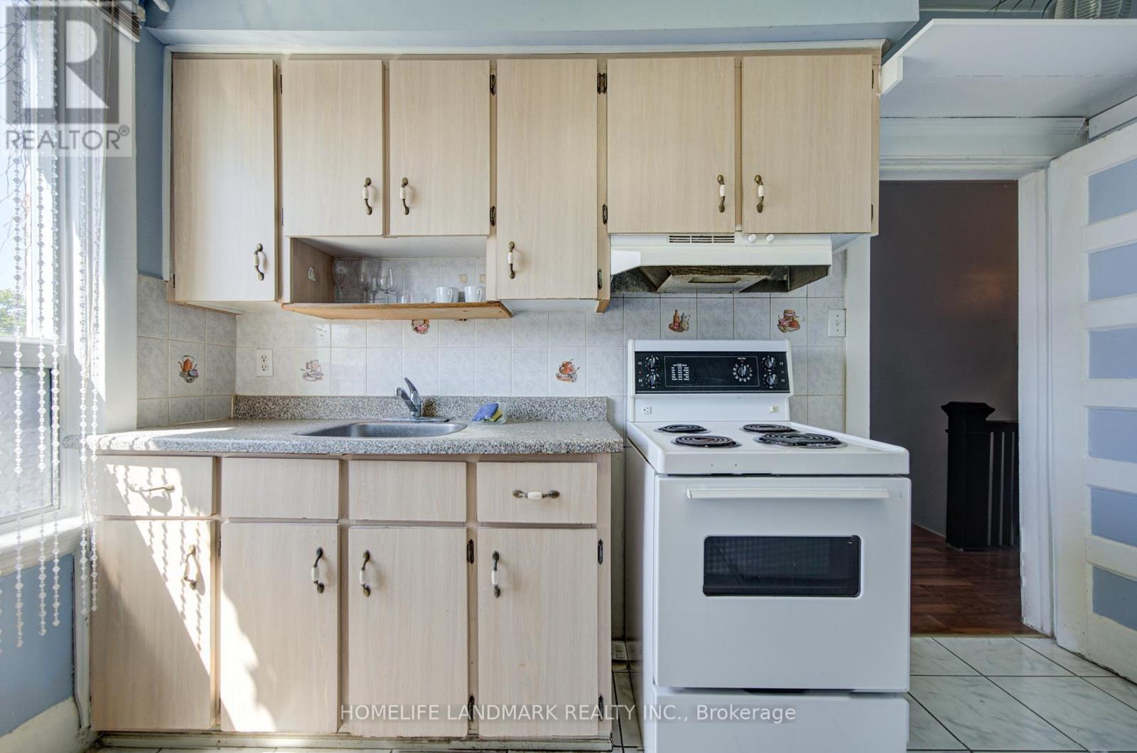 2nd Fl - 19 Armstrong Avenue, Toronto, Ontario  M6H 1V9 - Photo 15 - W13144650
