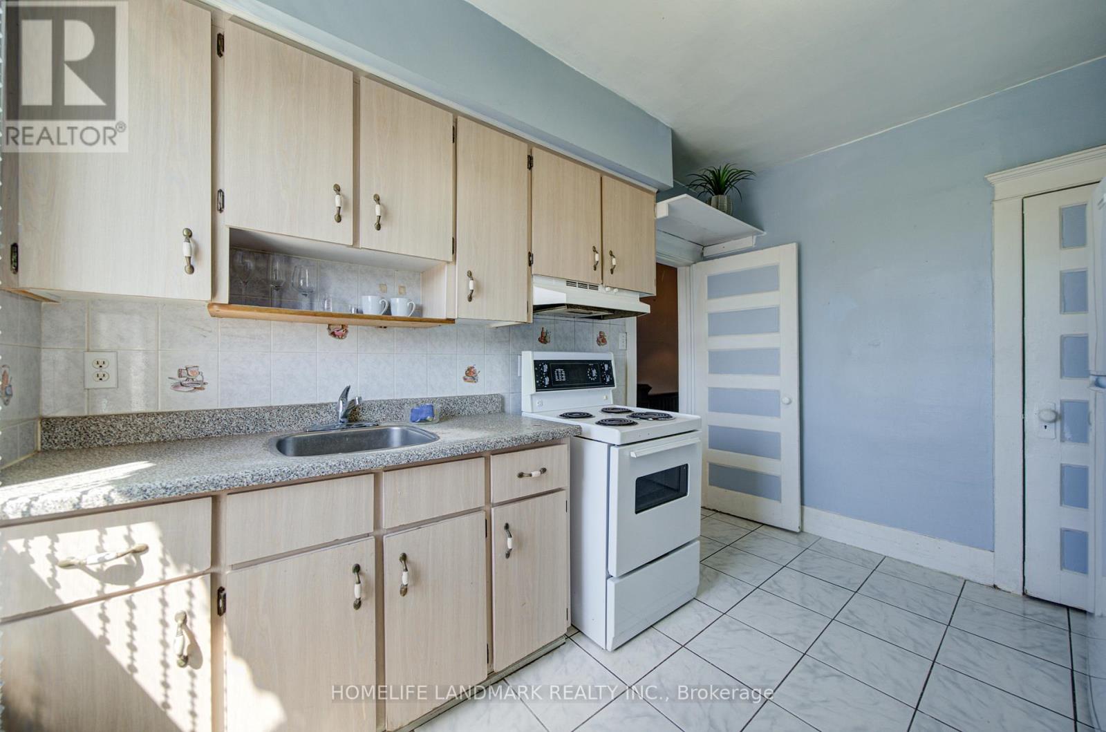 2nd Fl - 19 Armstrong Avenue, Toronto, Ontario  M6H 1V9 - Photo 16 - W13144650