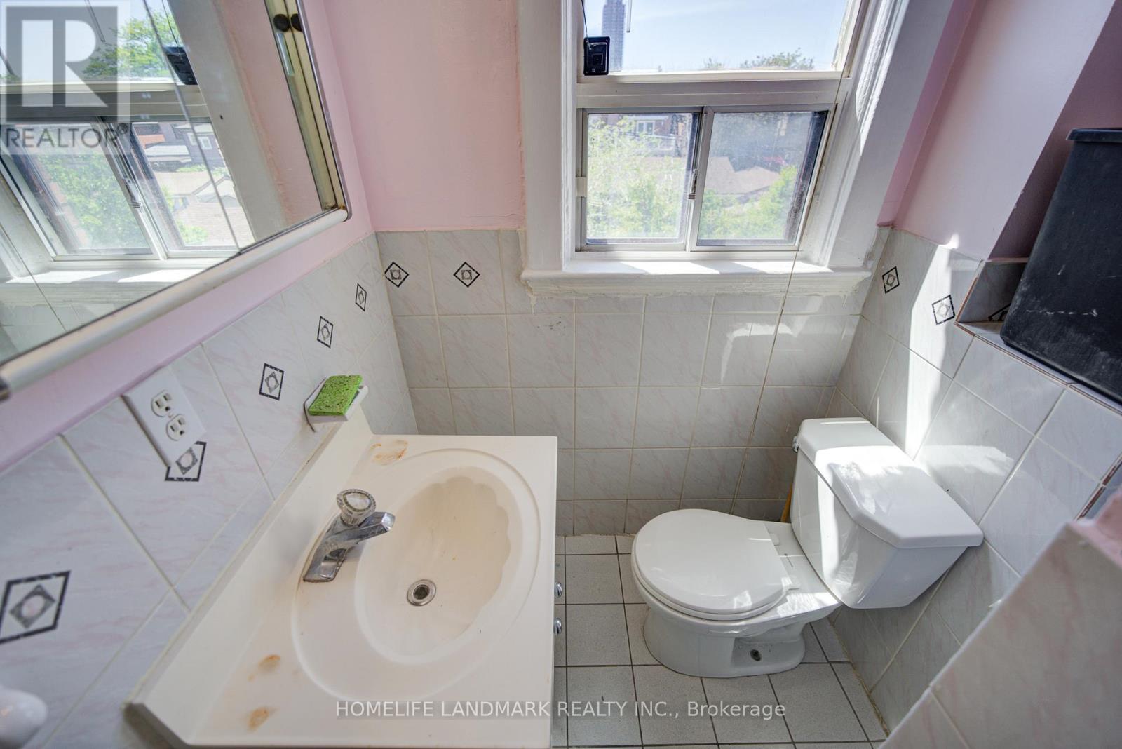 2nd Fl - 19 Armstrong Avenue, Toronto, Ontario  M6H 1V9 - Photo 18 - W13144650