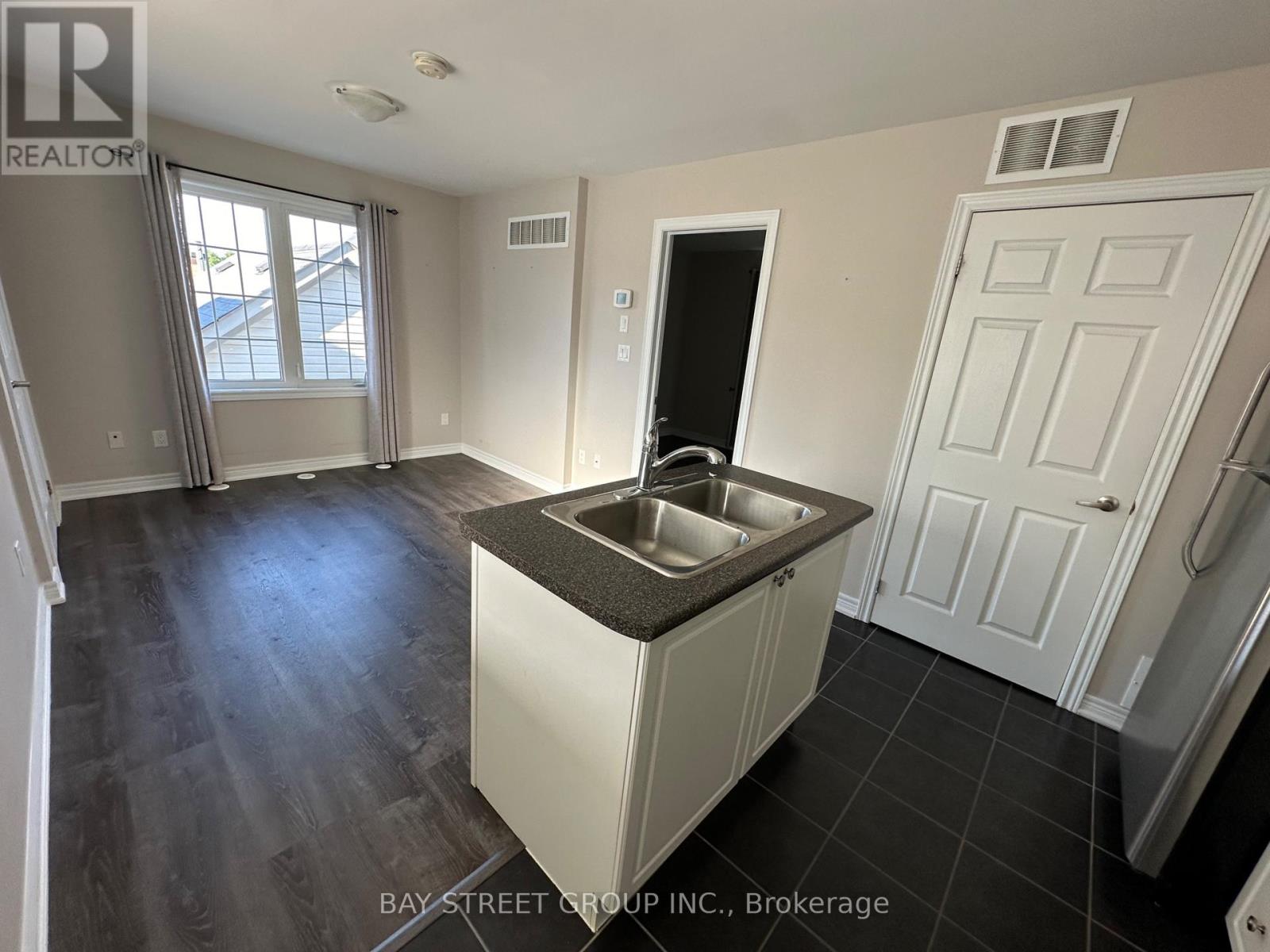 Coach - 21 Duncan Road, Markham, Ontario  L6B 0T5 - Photo 5 - N13219836