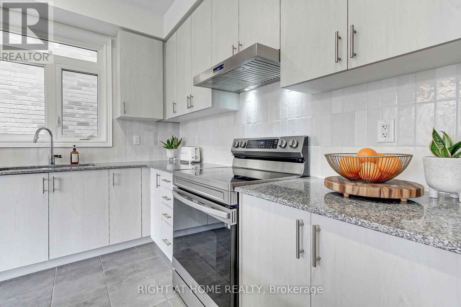 29 Pear Blossom Way, East Gwillimbury, Ontario  L9N 0T3 - Photo 8 - N13220058
