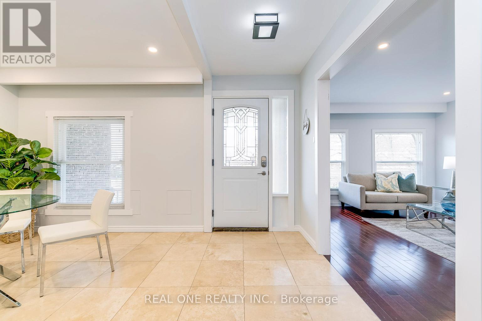 533 Tipperton Crescent, Oakville, Ontario  L6L 5E1 - Photo 5 - W13220018