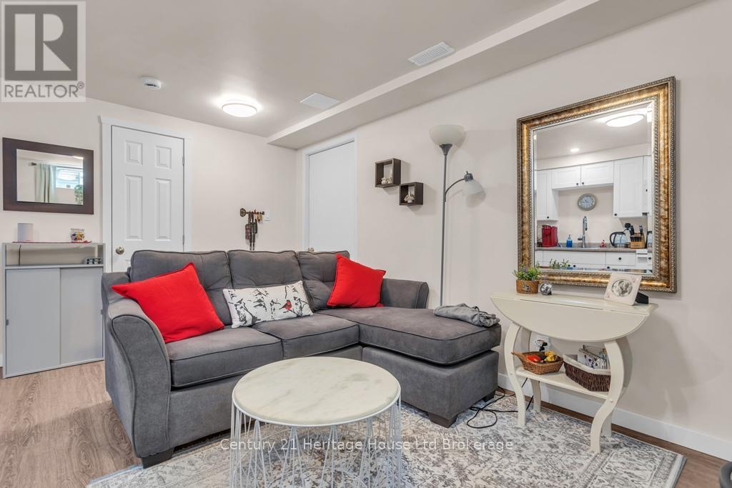 #6 - 112 ROLPH STREET