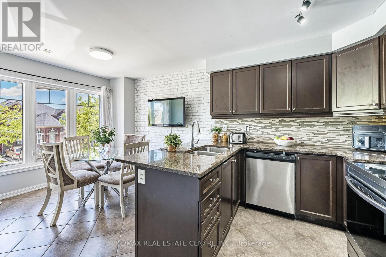 28 Lathbury Street, Brampton, Ontario  L7A 0R5 - Photo 7 - W13220156