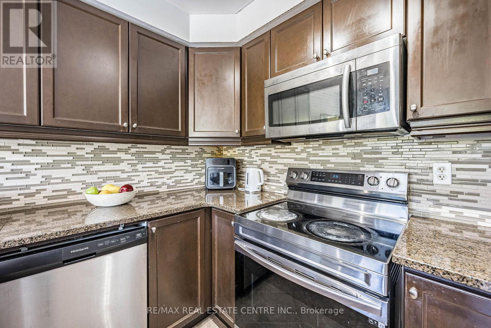 28 Lathbury Street, Brampton, Ontario  L7A 0R5 - Photo 9 - W13220156