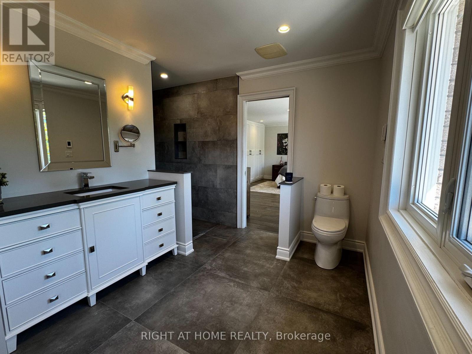2134 Grenville Drive, Oakville, Ontario  L6H 3Y6 - Photo 4 - W13220264