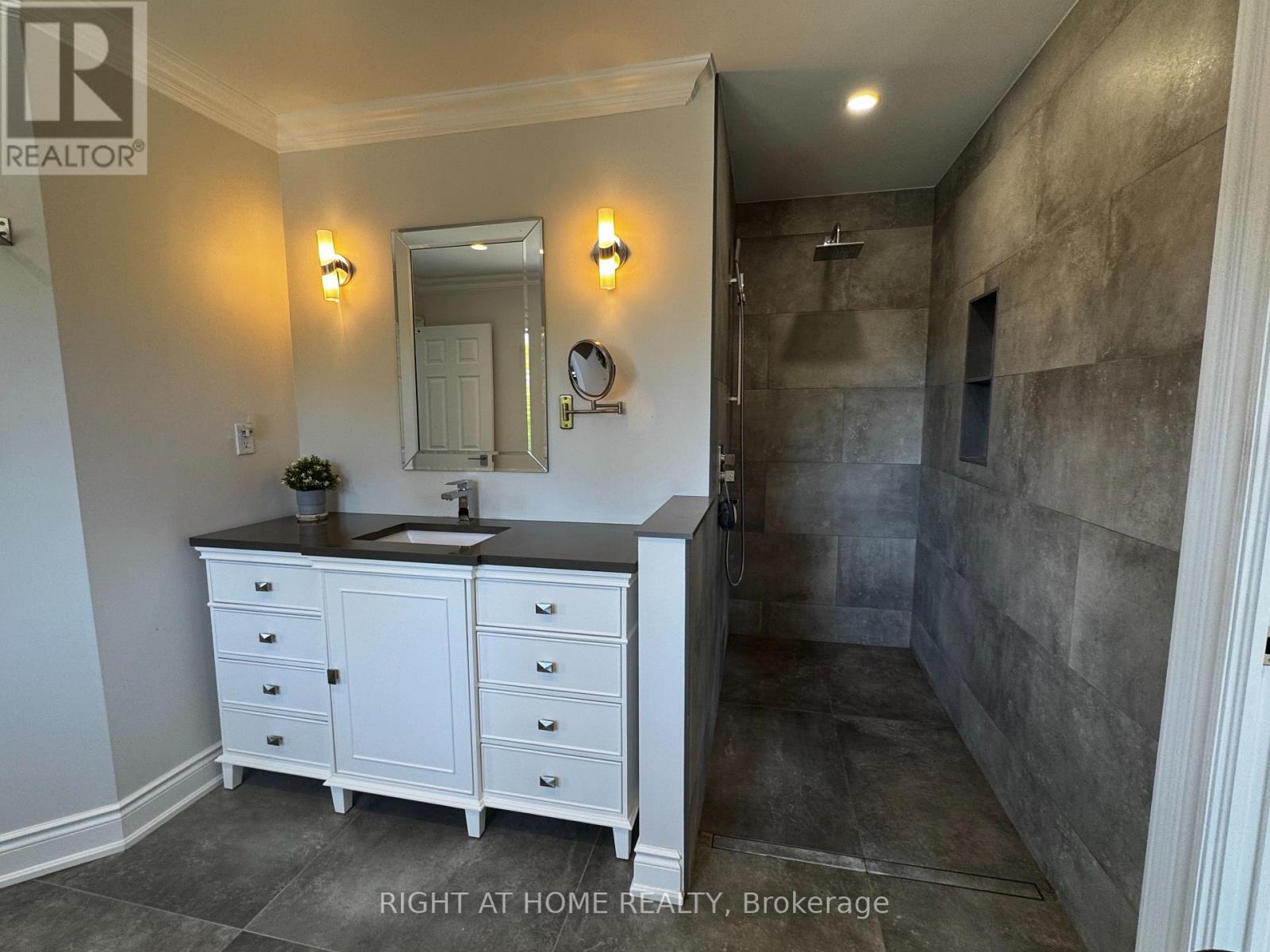 2134 Grenville Drive, Oakville, Ontario  L6H 3Y6 - Photo 5 - W13220264
