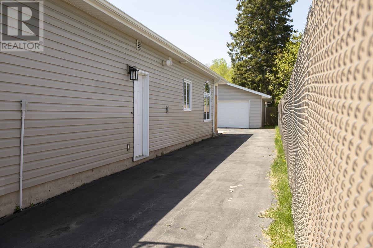 481 Lake St, Sault Ste. Marie, Ontario  P6B 3L4 - Photo 3 - SM253487