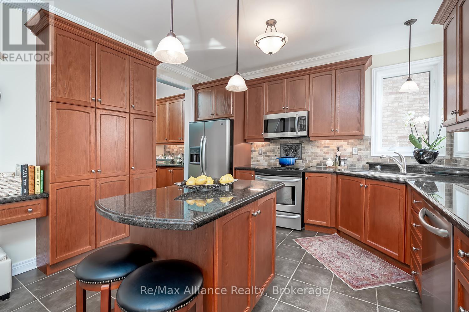 2489 Whistling Springs Crescent, Oakville, Ontario  L6M 5G3 - Photo 11 - W13027022