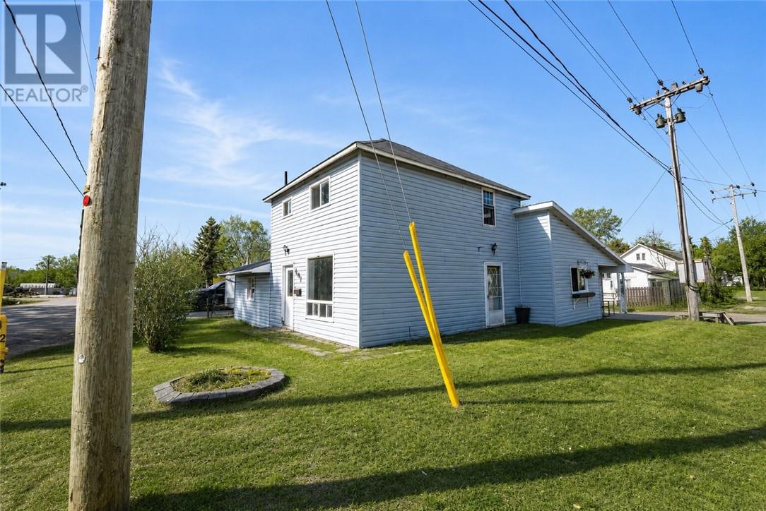 401 Castle Street, Massey, Ontario  P0P 1P0 - Photo 3 - 2127316