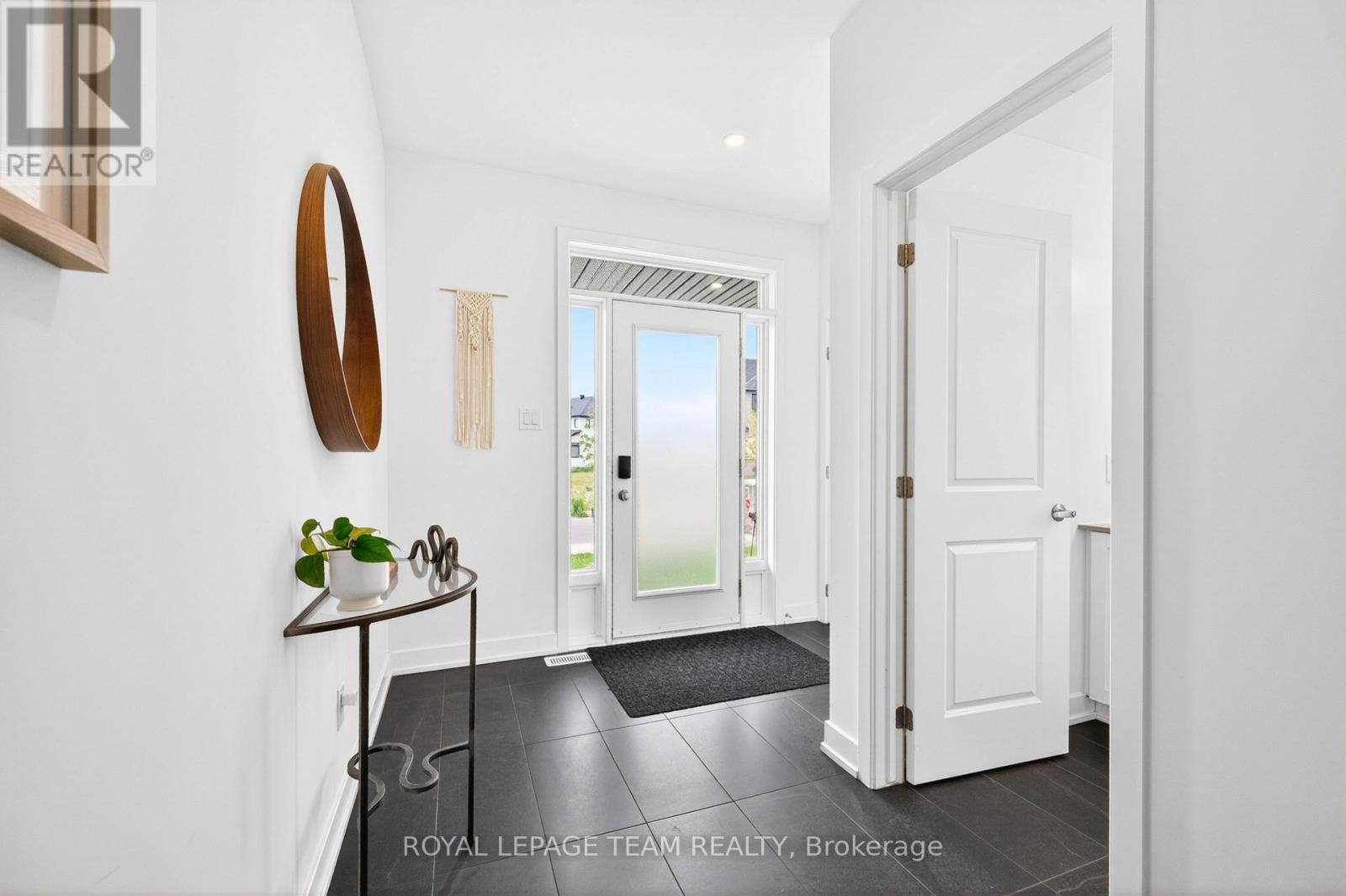 160 Highgarden Terrace, Ottawa, Ontario K1T 0W1 - Photo 2 - X13220396