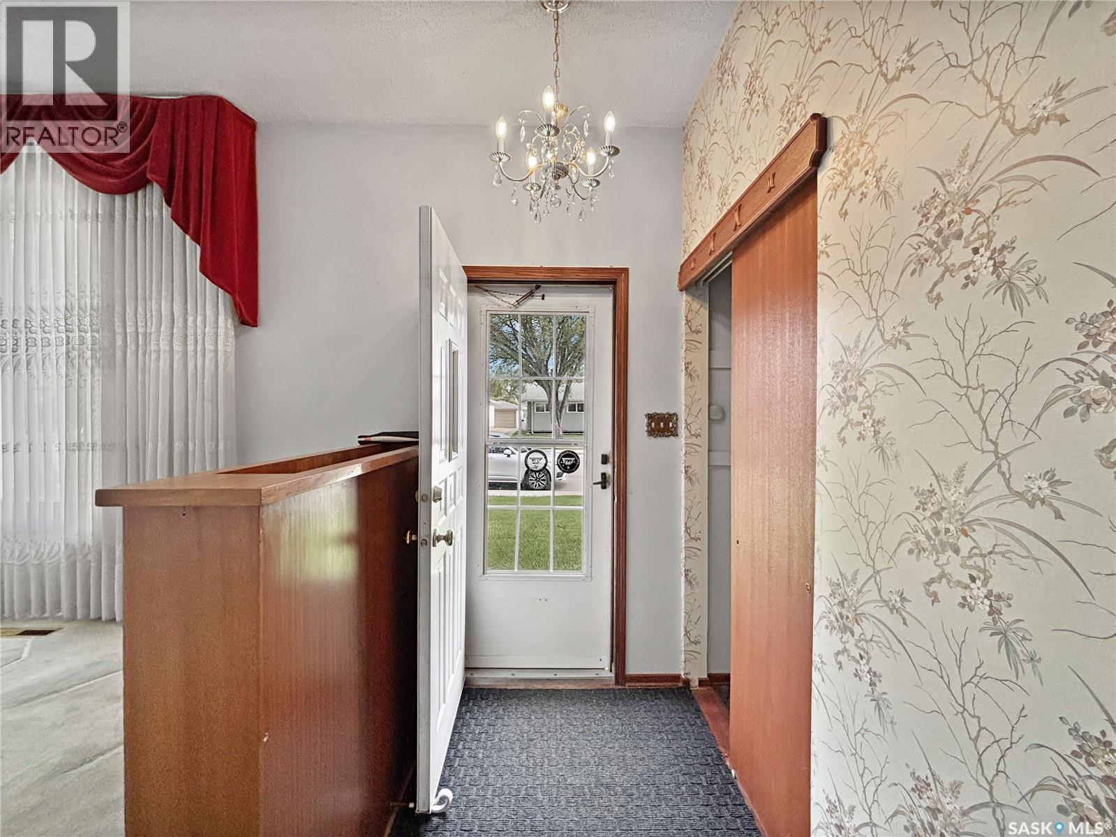 2606 37th Street W, Saskatoon, Saskatchewan  S7L 4E8 - Photo 2 - SK037729