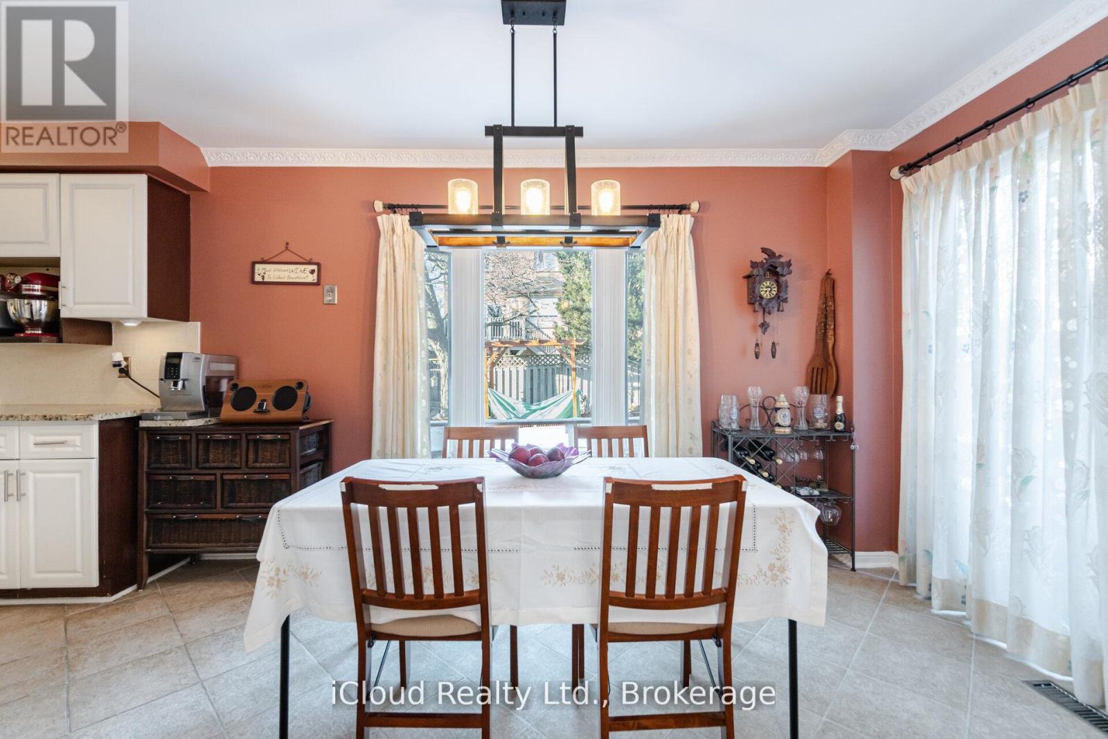 1615 Sir Monty's Drive, Mississauga, Ontario  L5N 4R1 - Photo 12 - W13220398