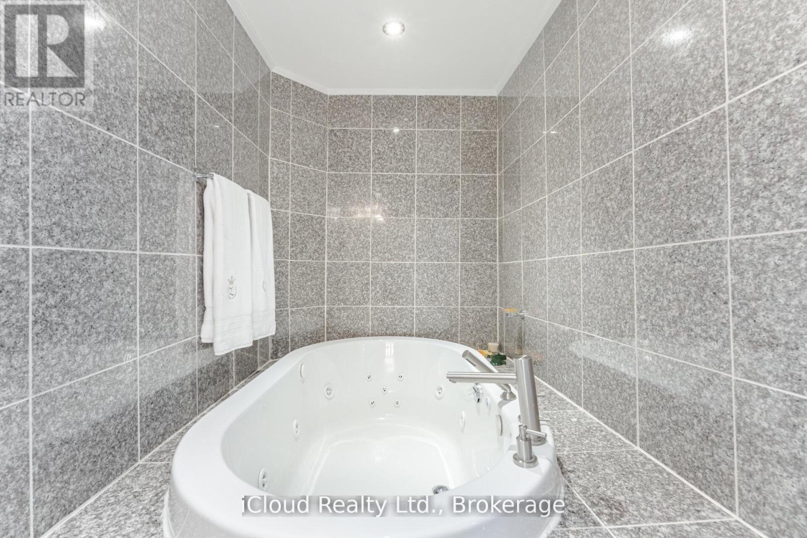 1615 Sir Monty's Drive, Mississauga, Ontario  L5N 4R1 - Photo 35 - W13220398