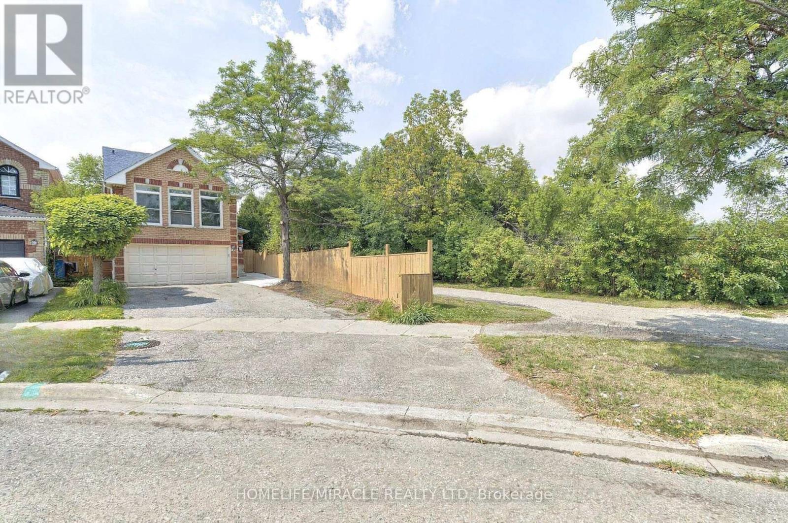 45 Sunley Crescent, Brampton, Ontario  L6Y 5B8 - Photo 2 - W13220510