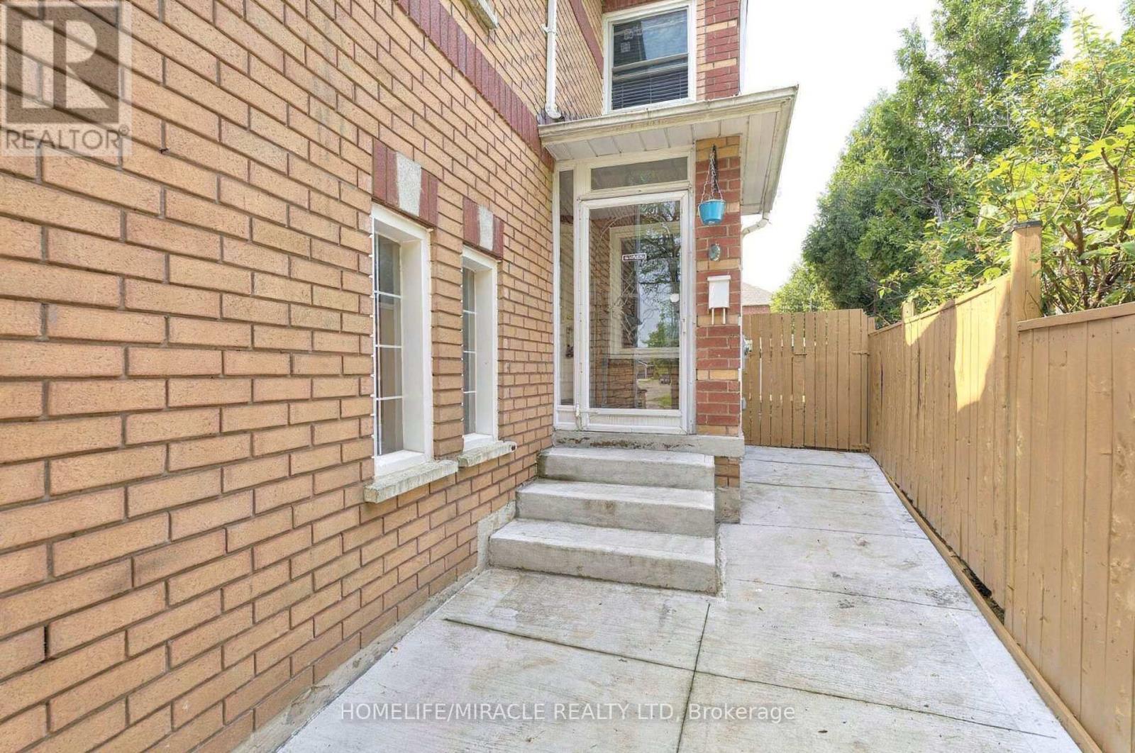 45 Sunley Crescent, Brampton, Ontario  L6Y 5B8 - Photo 3 - W13220510