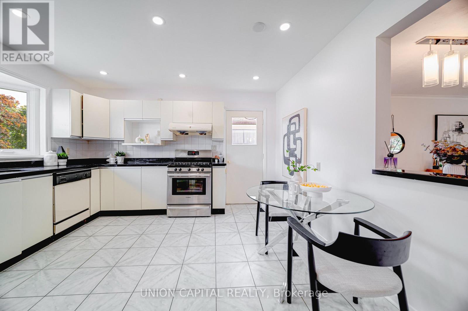 483 Huntingwood Drive, Toronto (Tam O'shanter-Sullivan), Ontario  M1W 1G5 - Photo 5 - E13220372