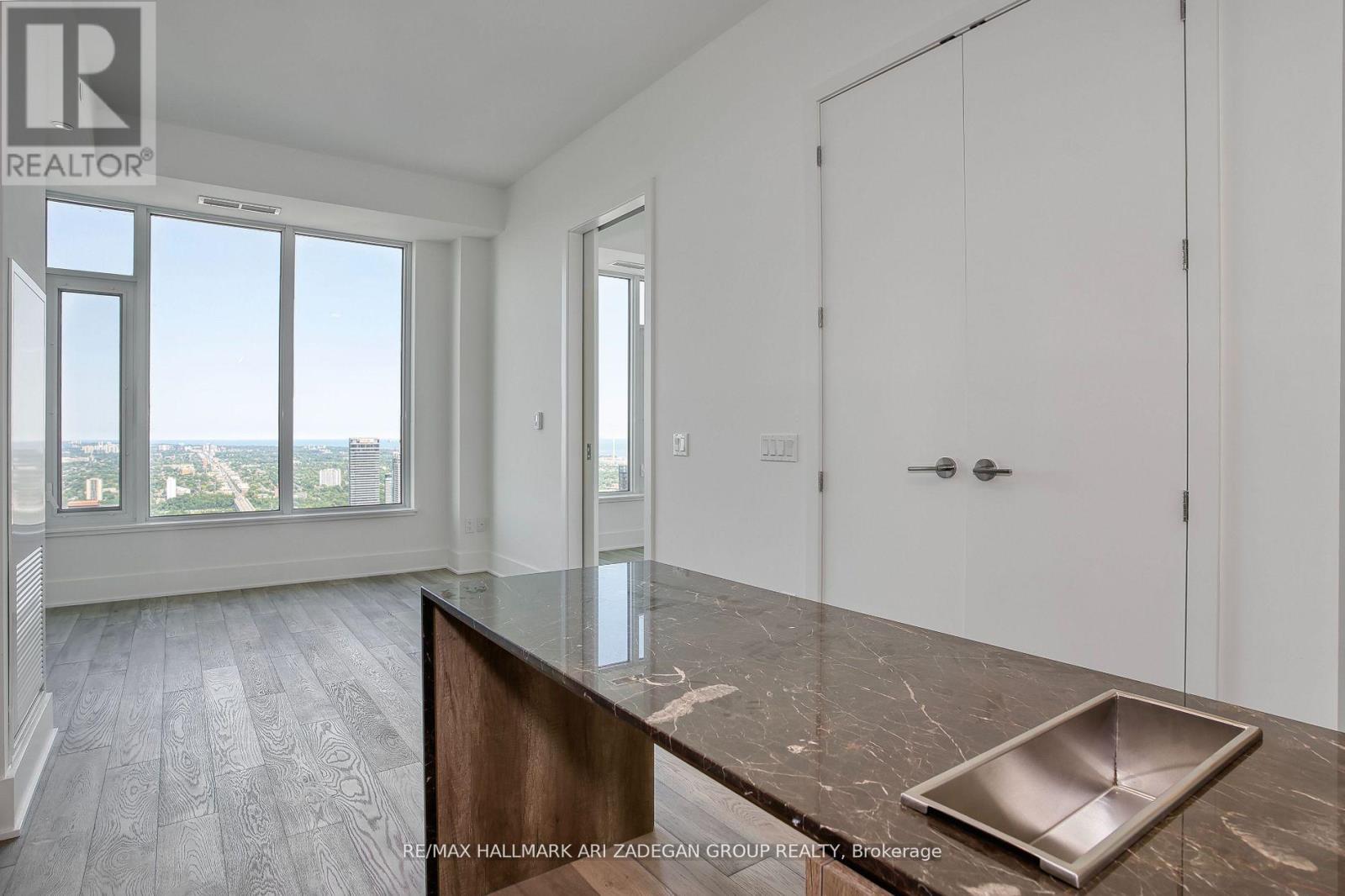 5806 - 11 Yorkville Avenue, Toronto, Ontario  M4W 1L2 - Photo 7 - C13220822