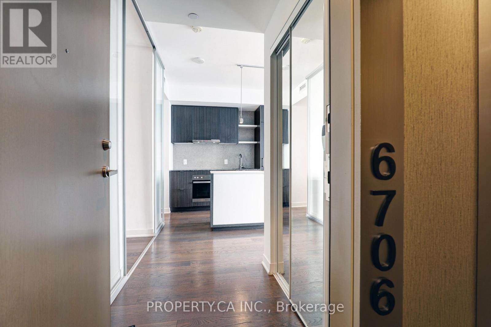 6706 - 88 Harbour Street, Toronto, Ontario  M5J 0C3 - Photo 2 - C13220908