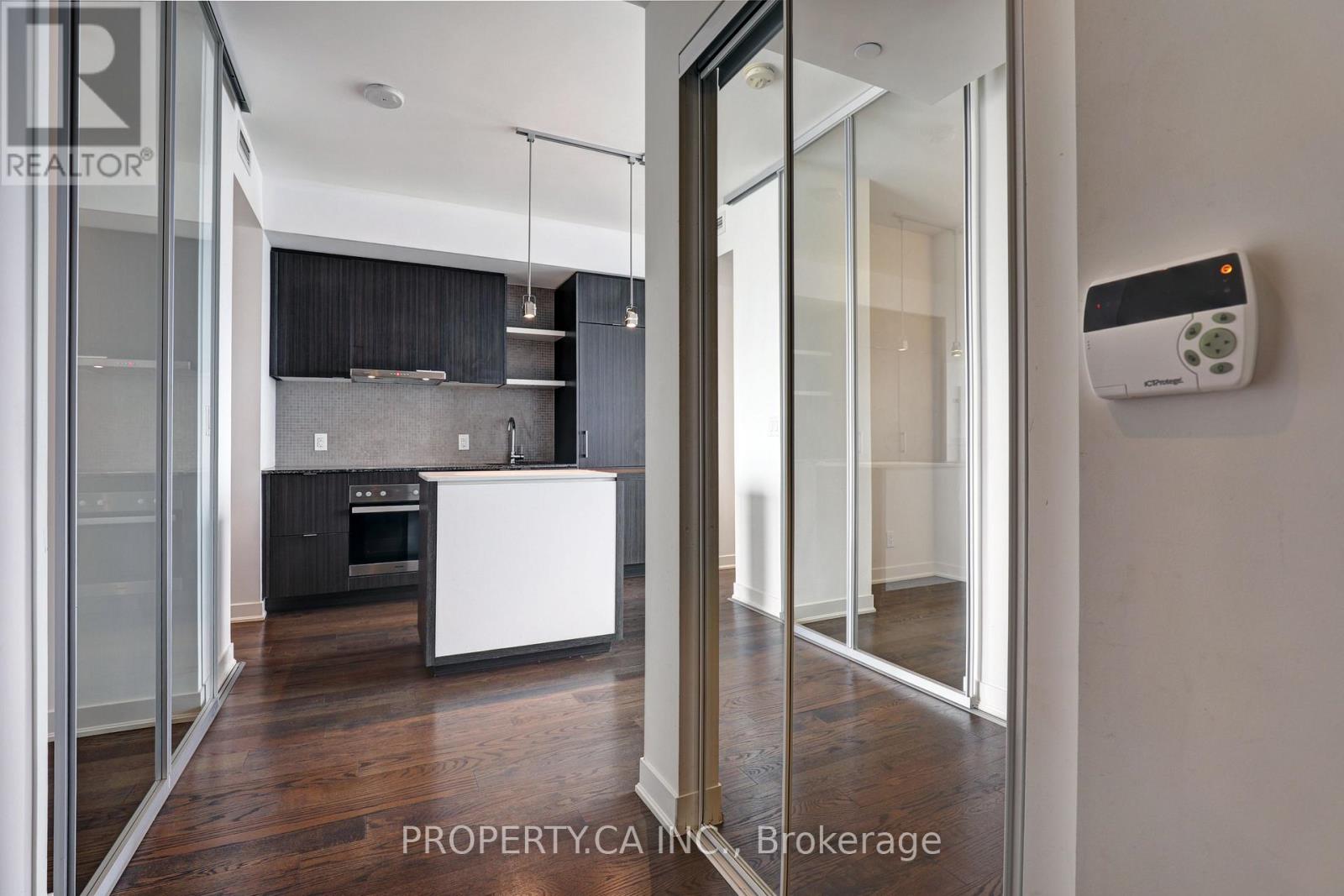 6706 - 88 Harbour Street, Toronto, Ontario  M5J 0C3 - Photo 3 - C13220908