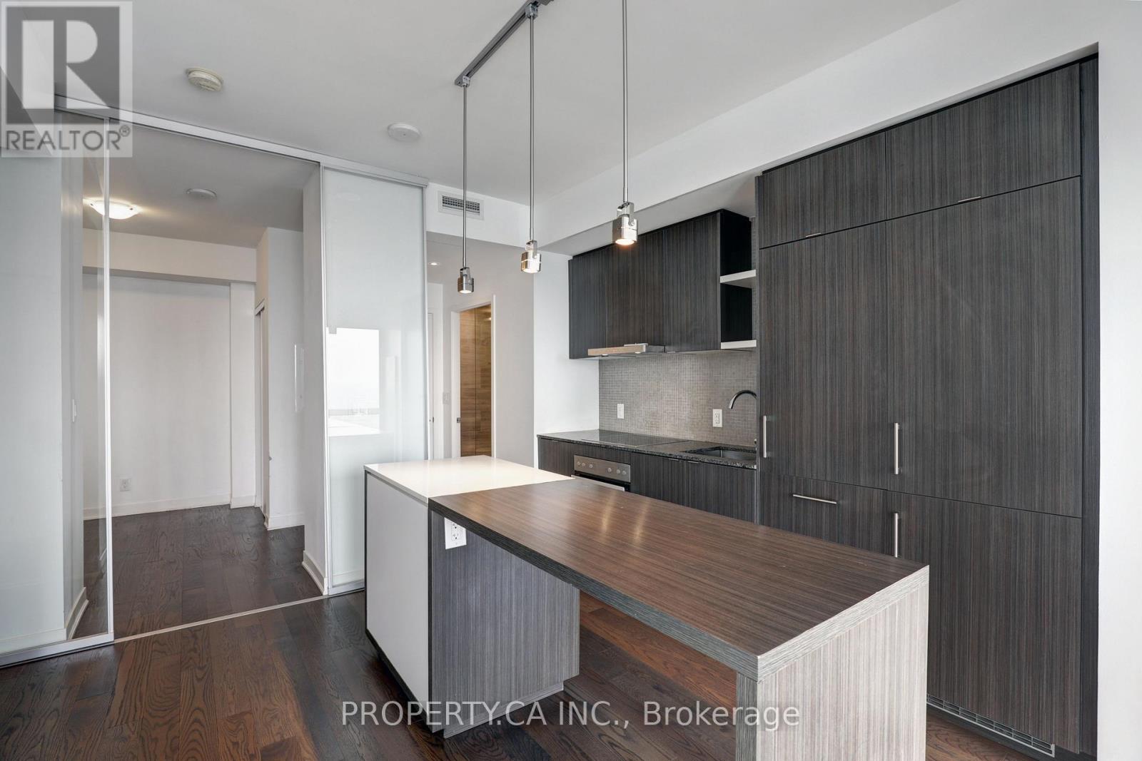 6706 - 88 Harbour Street, Toronto, Ontario  M5J 0C3 - Photo 7 - C13220908