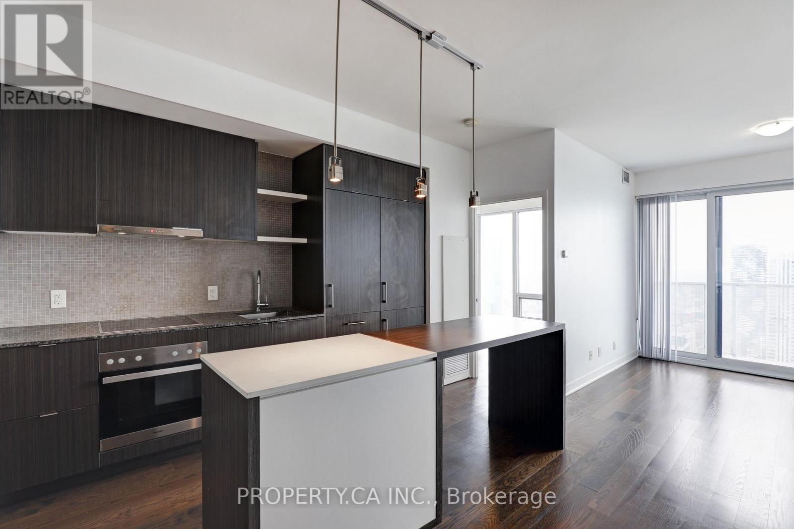 6706 - 88 Harbour Street, Toronto, Ontario  M5J 0C3 - Photo 8 - C13220908