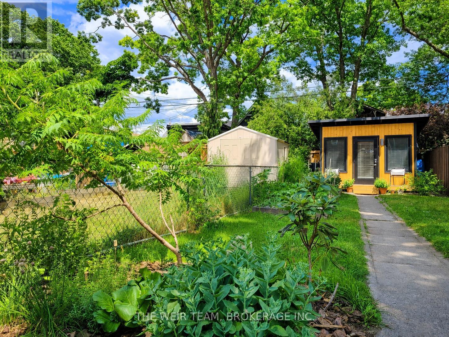 911 Woodbine Avenue, Toronto, Ontario  M4C 4B6 - Photo 23 - E13208308
