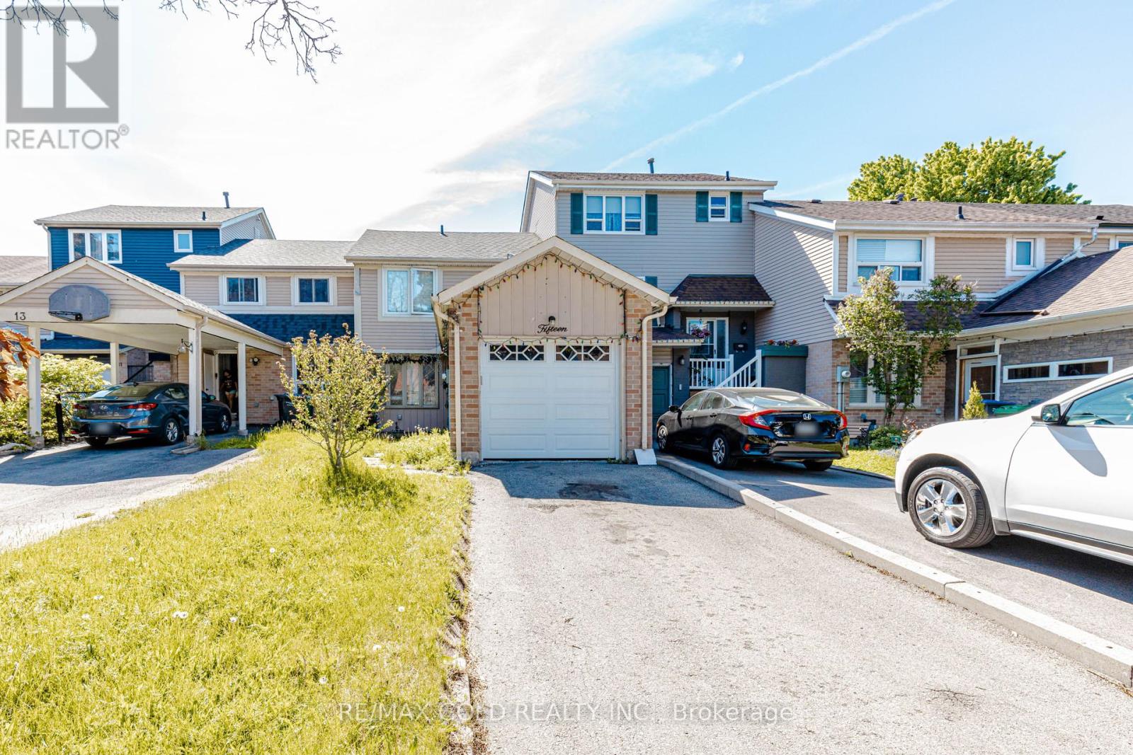 15 Courtleigh Square, Brampton, Ontario  L6Z 1J2 - Photo 3 - W13220674