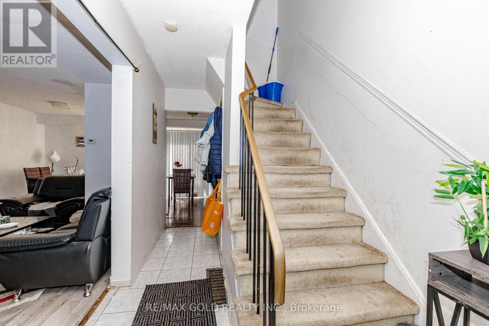 15 Courtleigh Square, Brampton, Ontario  L6Z 1J2 - Photo 8 - W13220674