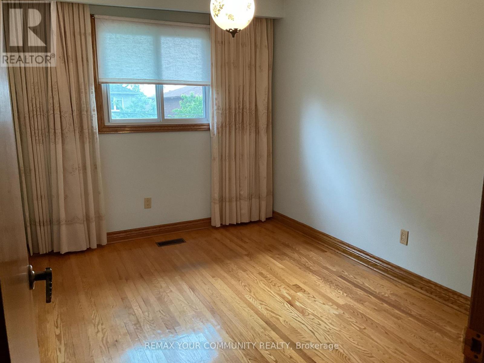 Upper - 391 Glen Park Avenue, Toronto, Ontario  M6B 2E6 - Photo 10 - W13220714